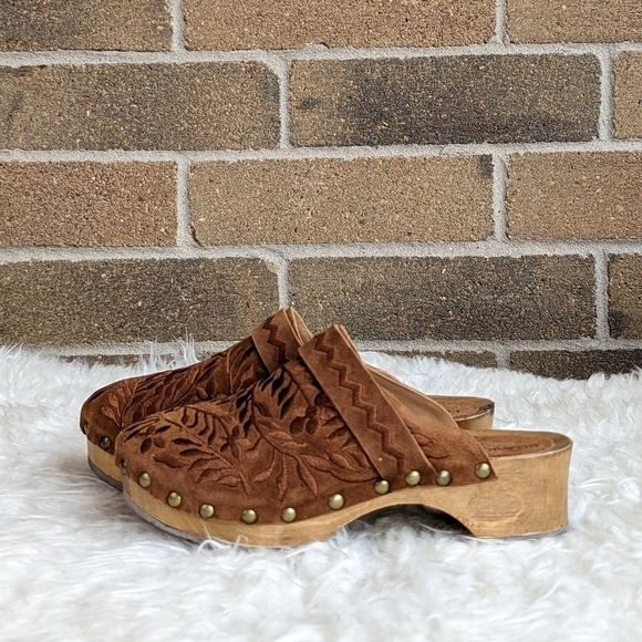 𝅺ULLA Johnson Embroidered Clog - Picture 1 of 14